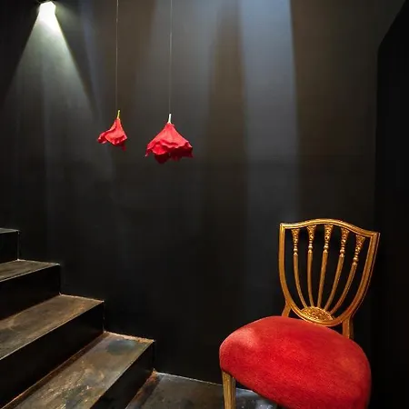 The Black Boutique -- Turistea Saragossa