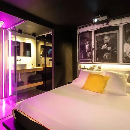The Black Boutique -- Turistea Saragossa