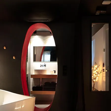 The Black Boutique -- Turistea Saragosse