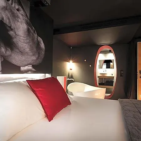 The Black Boutique -- Turistea Saragossa