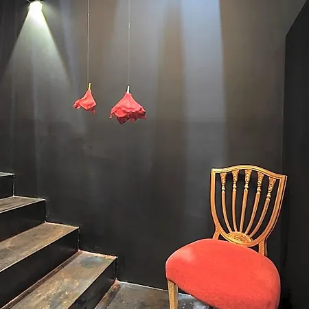 The Black Boutique -- Turistea Saragossa